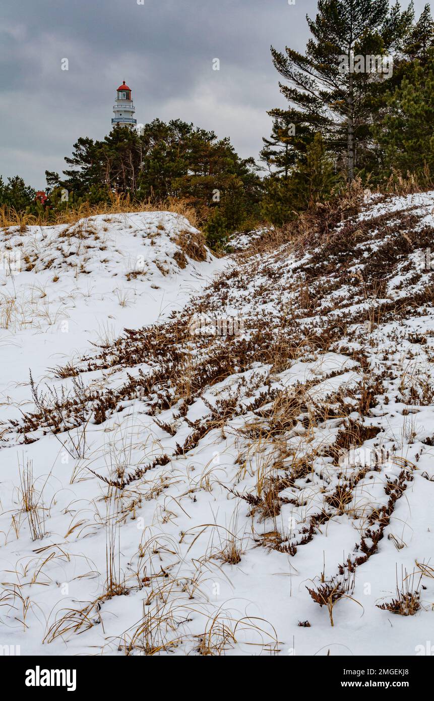 559-89 Rawley Point Lighthouse and Winter Foredunes, Point Beach state Forest, Manitowoc County, Wisconsin Foto Stock