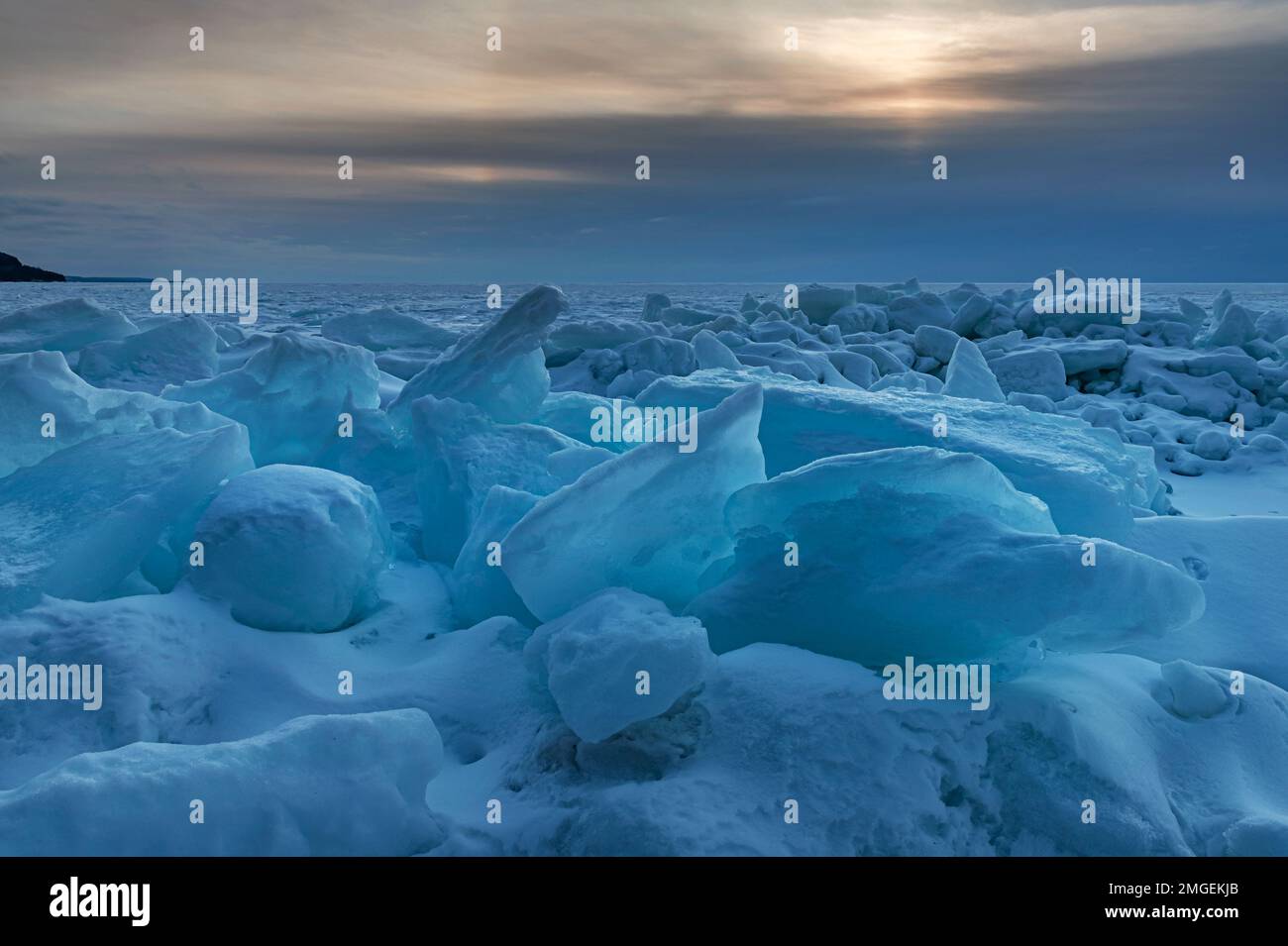La luce invernale nel tardo pomeriggio scorre attraverso il ghiaccio in una piovana di ghiaccio sulla Green Bay, sulla riva del lago Michigan, sul Peninsula state Park, sulla Door County, WISCONSIN Foto Stock