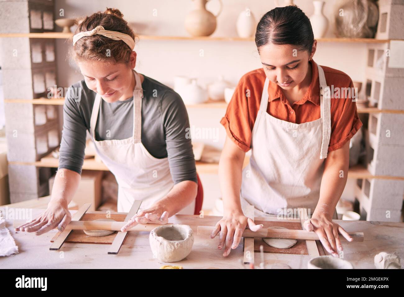 Ceramica, design e piccole imprese in officina lavoro di squadra, collaborazione e startup produzione. Argilla, manifattura e donna creativa, artista Foto Stock