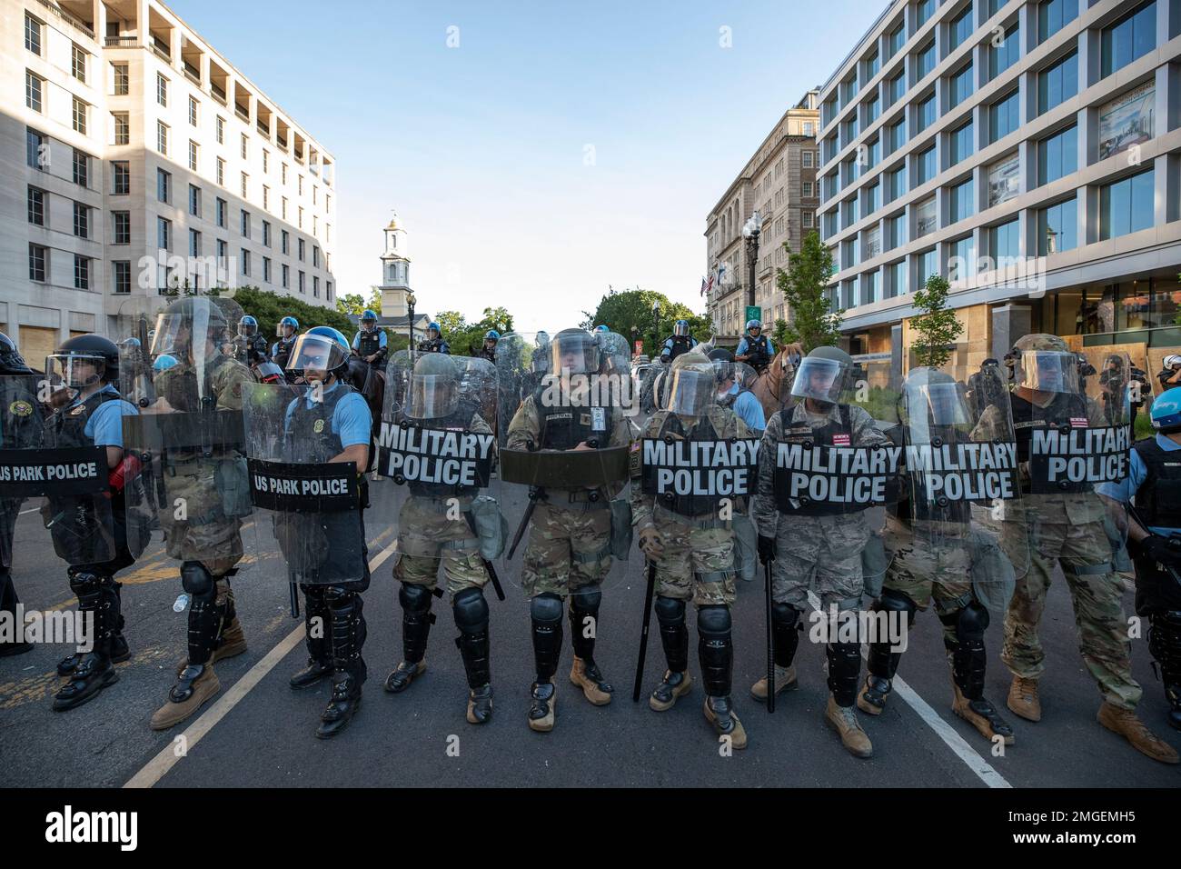 Arlington County Police officers, Members of the District of Columbia National Guard, U.S. Park Police, and U.S. Park Police mounted officers, with St. John's Church behind them, stand ready as they move demonstrators back after they gathered to protest the death of George Floyd, Monday, June 1, 2020, near the White House in Washington. Floyd died after being restrained by Minneapolis police officers. (AP Photo/Alex Brandon) Foto Stock