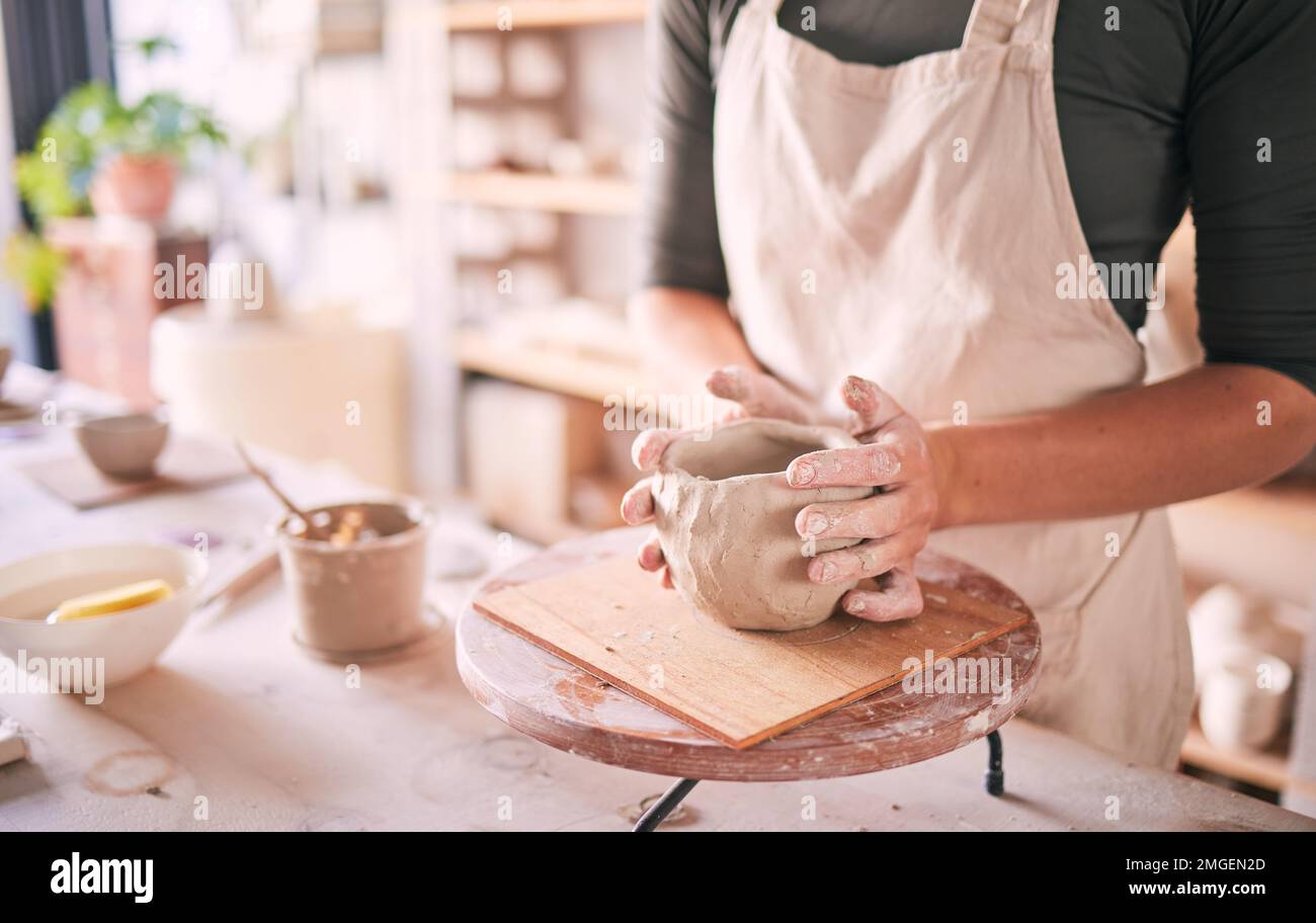 Vaso in ceramica, mani e donna modellare scultura design, processo di produzione creativa o prodotto d'arte. Negozio di ceramica, proprietario di piccola impresa startup o. Foto Stock