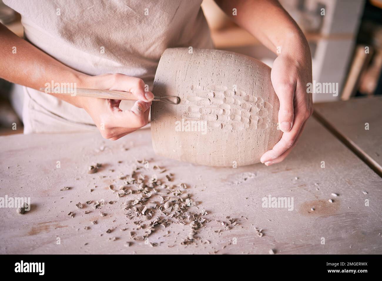 Laboratorio, mani o donne che intagliano ceramica, scultura creativa design o processo di produzione di stampi. Ceramica creta negozio, startup piccolo imprenditore o. Foto Stock