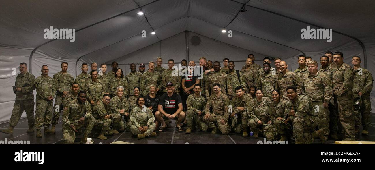 STATI UNITI Soldati assegnati al quartier generale e quartier generale Battaglione, 1st Divisione di fanteria, posa per una foto di gruppo con le arti marziali miste 'Cage Crusaders' a Boleslawiec, Polonia, 24 agosto 2022. I combattenti della MMA Ashley Yoder, Parker Porter, ed Herman e Sam Alvey visitano installazioni militari in tutta Europa come parte del loro tour "Cage Crusader" per potenziare il morale e consentire ai soldati di imparare le tecniche di difesa. Foto Stock