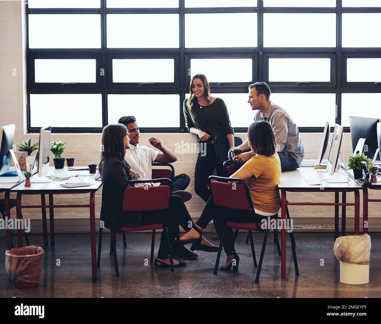 Le idee di Everyones contano in questa azienda. dipendenti creativi che si riuniscono in un ufficio moderno. Foto Stock