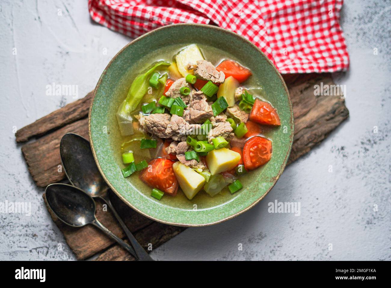 SOP Daging è una zuppa indonesiana chiara con manzo e verdure Foto Stock