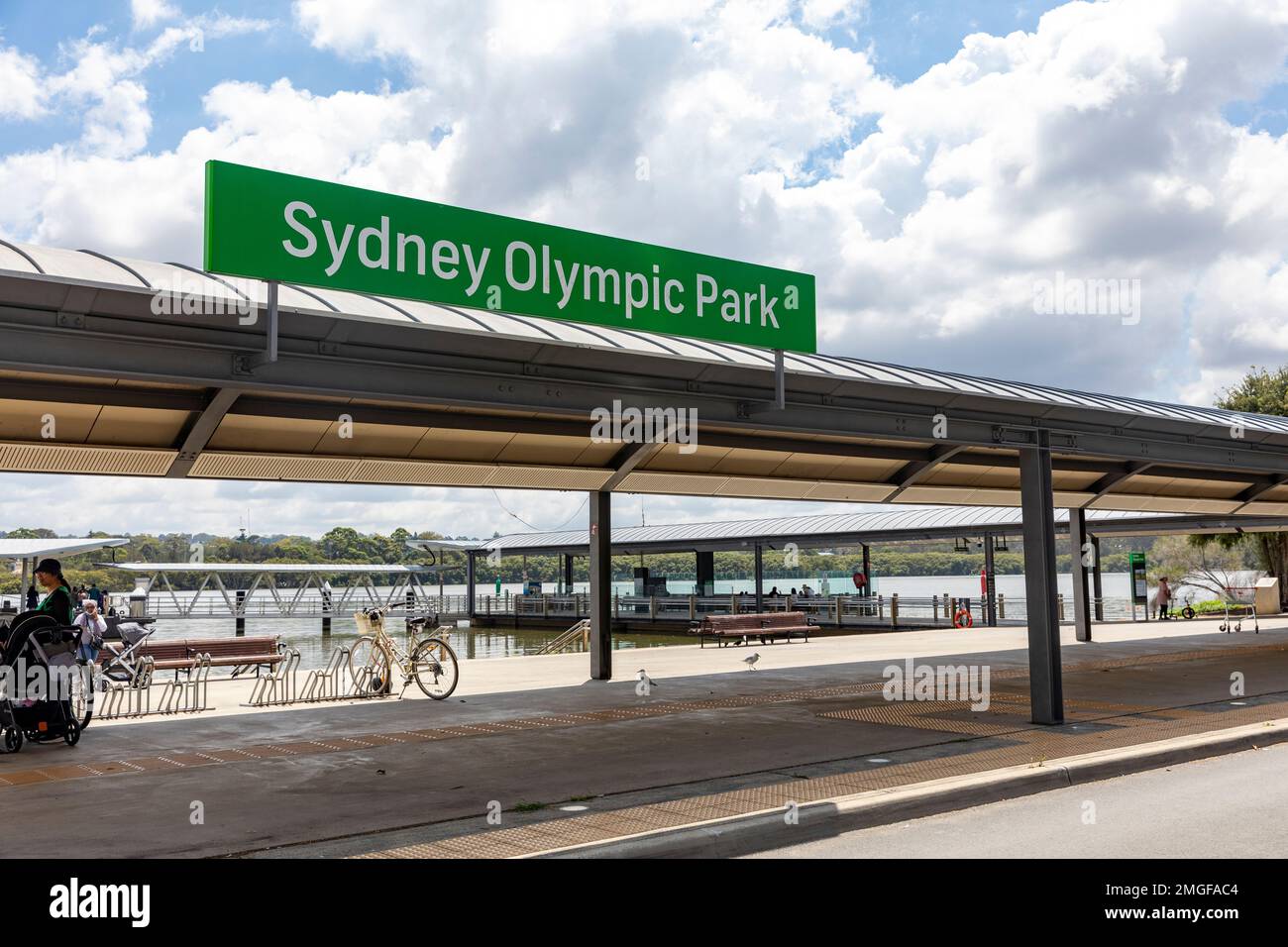 Molo dei traghetti per pendolari del Parco Olimpico di Sydney per i trasporti pubblici nel quartiere dell'Olympic Park, Greater Western Sydney, NSW, Australia Foto Stock