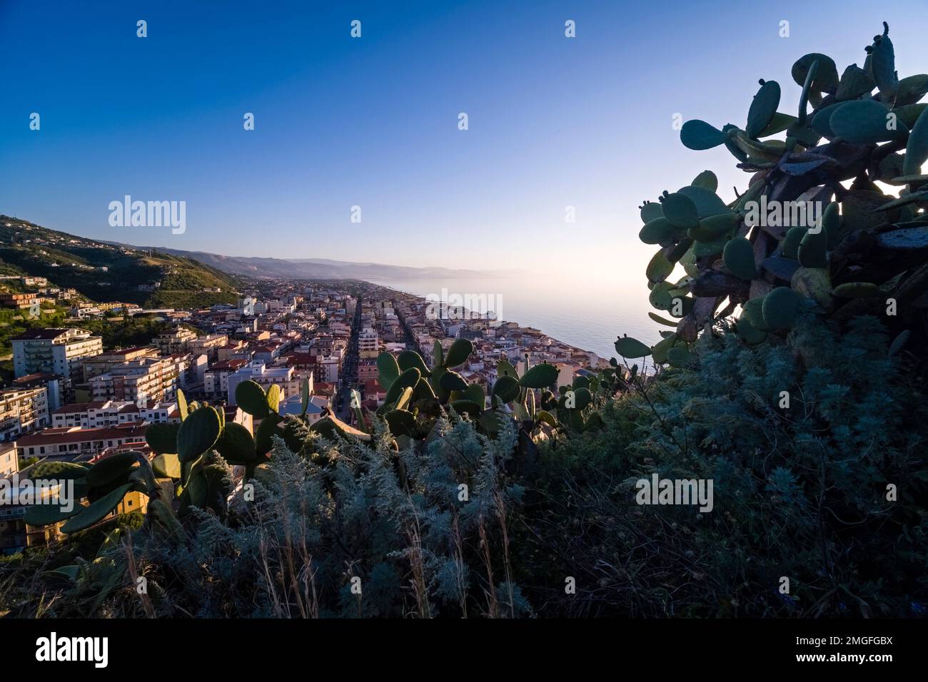 Veduta aerea della città di Capo d'Orlando, situata sul mare, vista dal castello di Orlando. Foto Stock