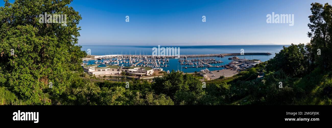 Vista panoramica aerea del porticciolo della cittadina di Capo d'Orlando, dove sono ancorate numerose barche a vela. Foto Stock