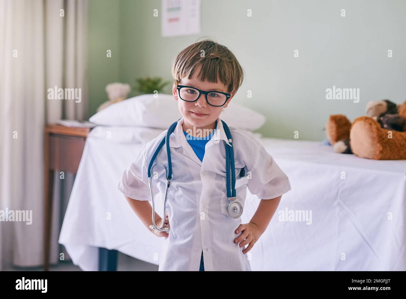 Coltivare i loro interessi. un adorabile ragazzino vestito da medico. Foto Stock