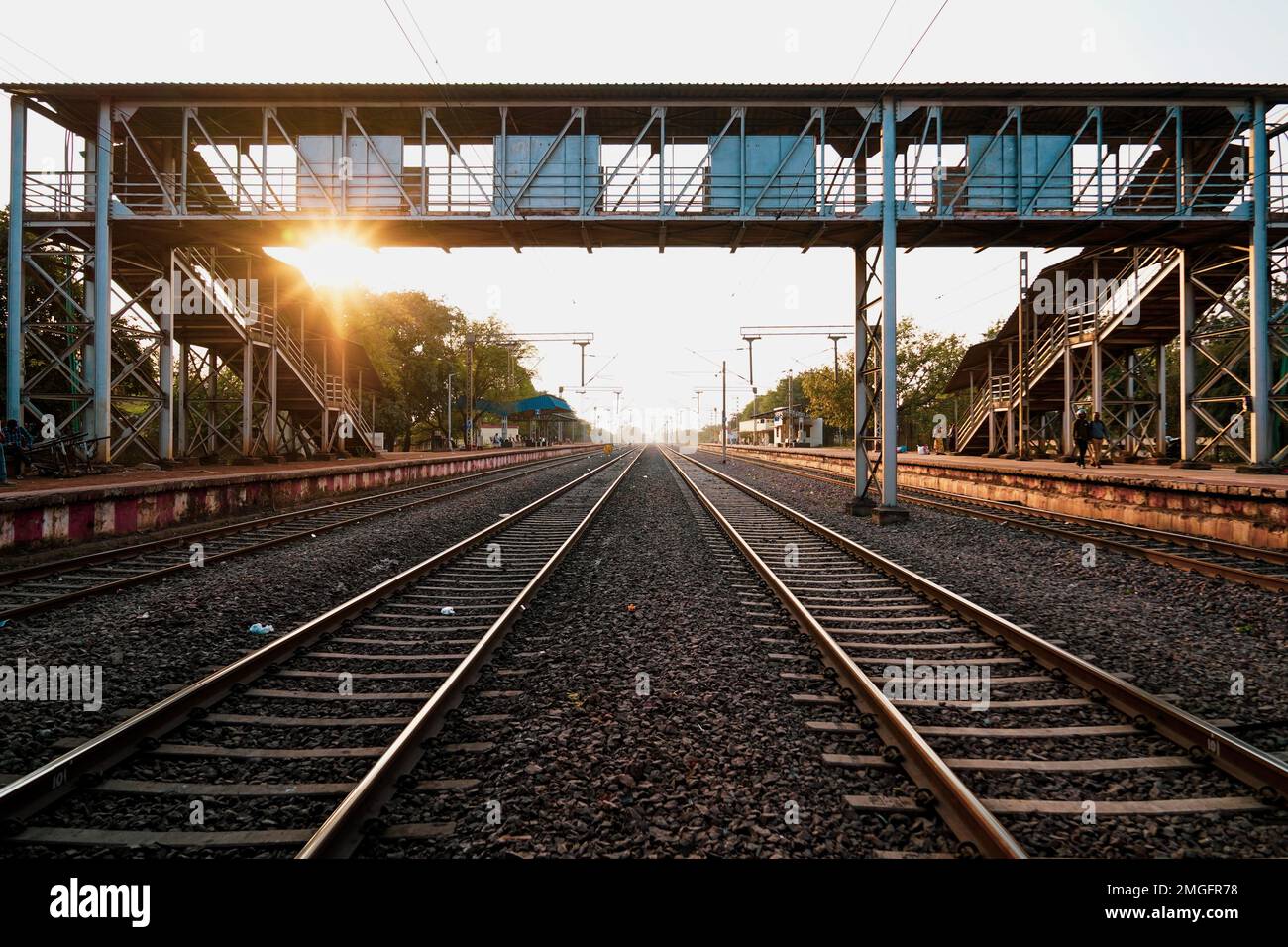 Binario ferroviario a basso angolo con PIEDE DI ACCIAIO FERROVIARIO SUL PONTE, profondità di campo poco profonda, binario ferroviario in metallo in india, binari ferroviari, binario metallico per Foto Stock