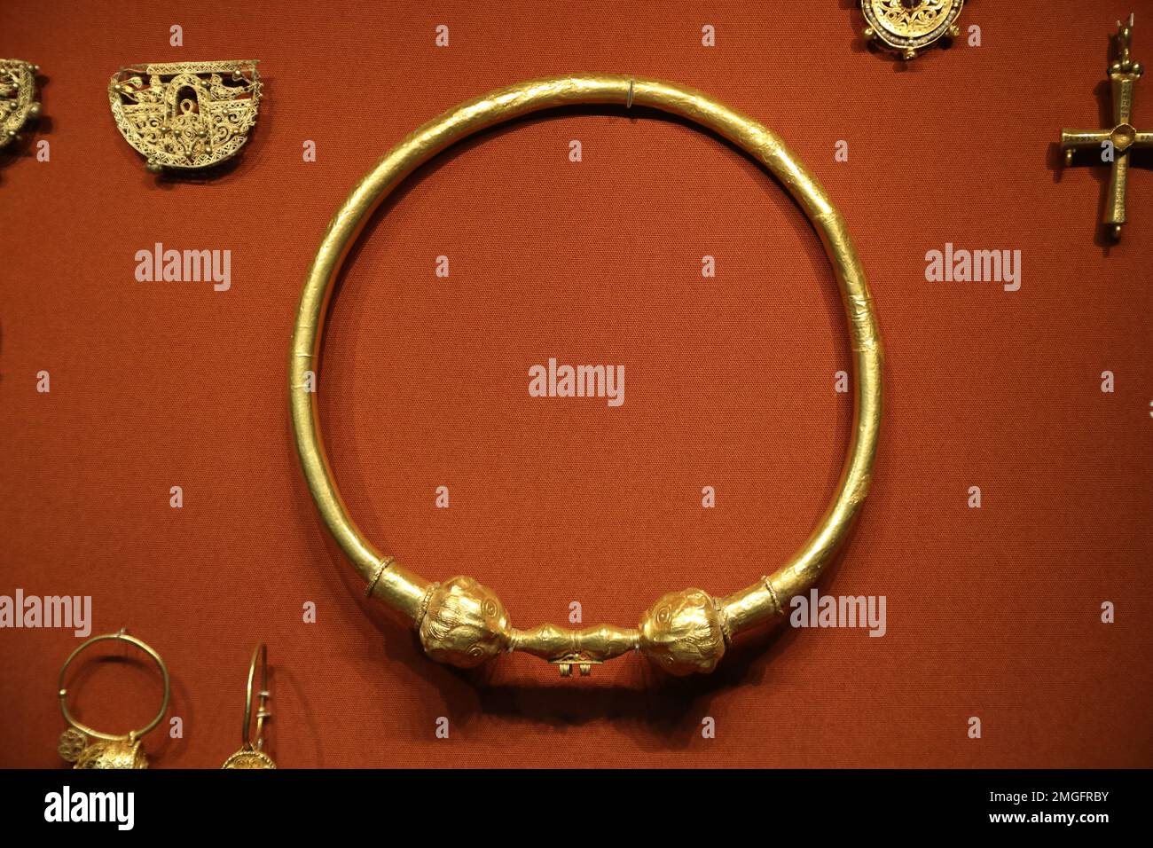 Anello del colletto bizantino (torc) realizzato in lamiera d'oro presso il British Museum di Londra, Regno Unito Foto Stock