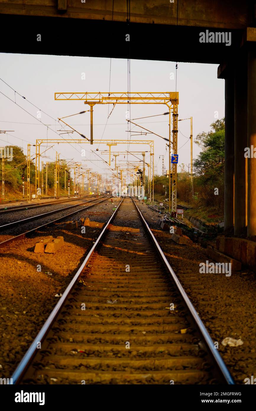 Binario ferroviario, la linea di cavo va al di sopra della linea ferroviaria per passare l'elettricità, binario ferroviario in metallo in india, binari ferroviari, binario metallico per il treno in india, tr Foto Stock