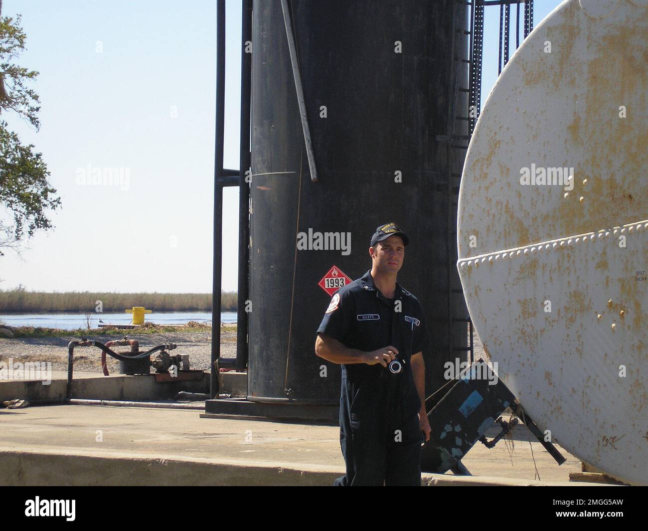 ESU St. Louis - Morgan City - 26-HK-376-19. Carri armati vicino a Capt Johnny II Uragano Katrina Foto Stock
