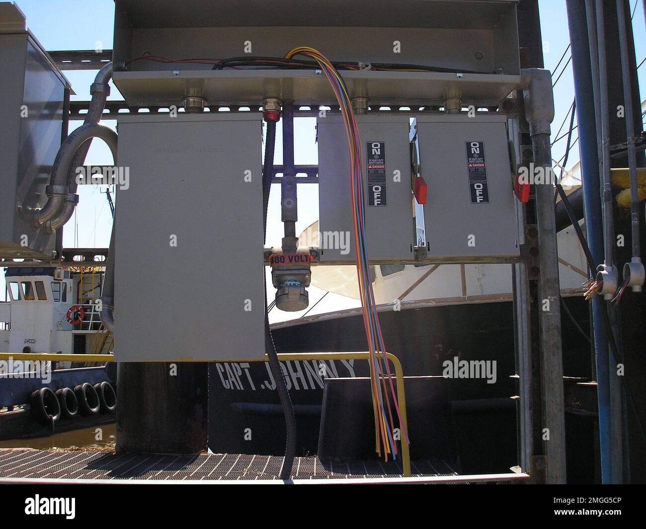 ESU St. Louis - Morgan City - 26-HK-376-15. Lavori elettrici nei pressi di Capt Johnny II Uragano Katrina Foto Stock