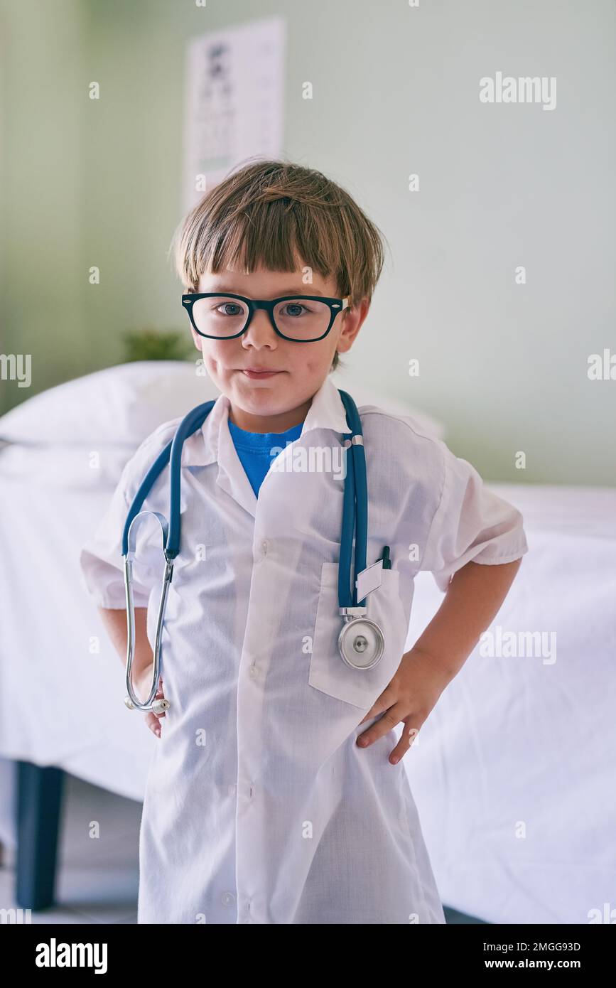 Mamma ha detto che potrei essere qualche cosa. un adorabile ragazzino vestito da medico. Foto Stock