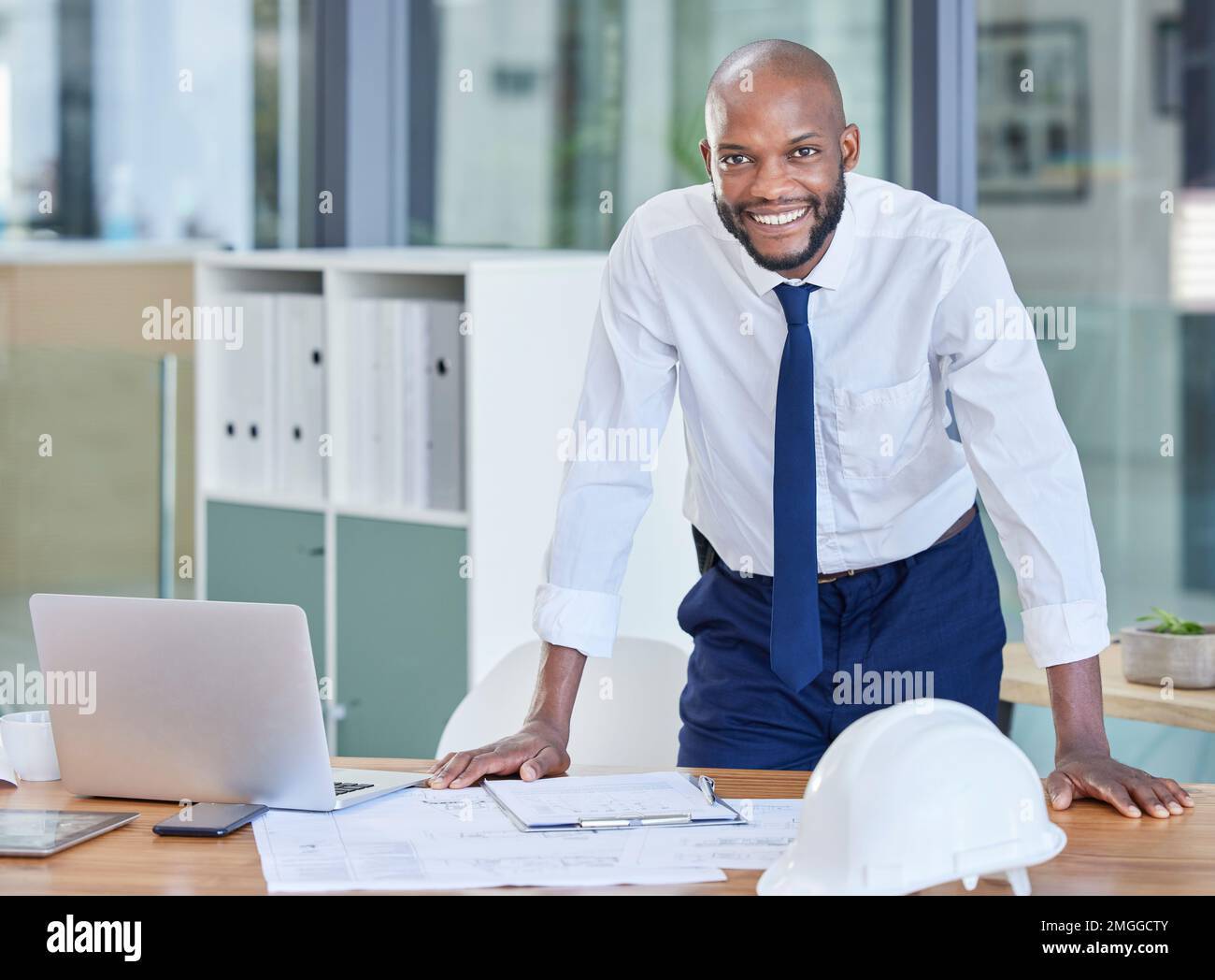 Ritratto, uomo nero e architetto in ufficio, notebook e realizzazione con startup, manager o sorriso. Dipendente nigeriano maschio, leader fiducioso o. Foto Stock