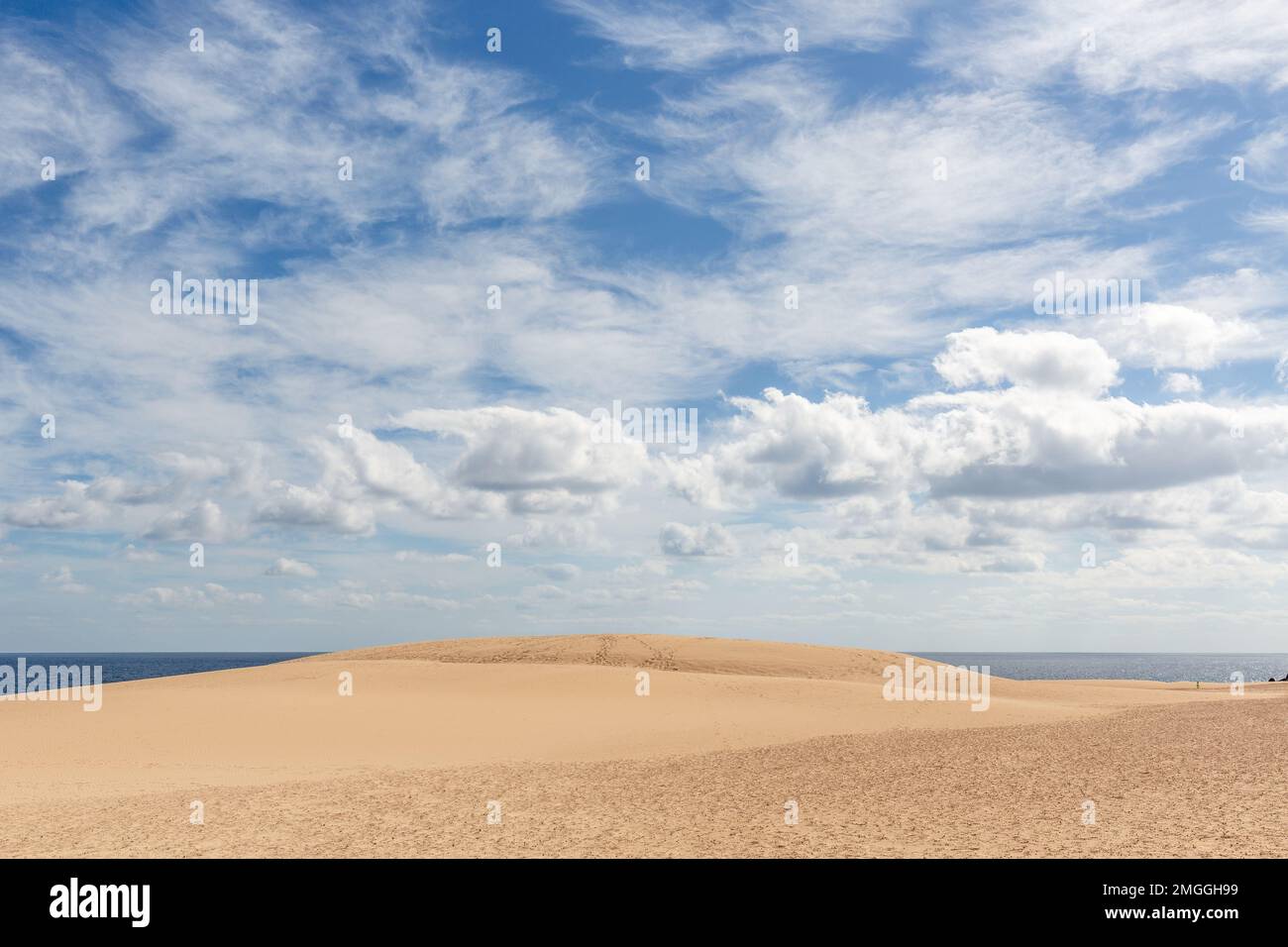 Dune di sabbia ai margini della spiaggia di Corralejo, Fuerteventura, isole Canarie. Cielo, nuvole e mare. Foto Stock