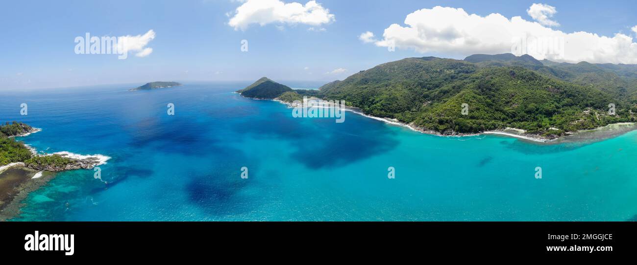 Vista dall'alto di un drone su una spiaggia tropicale nell'Isola Mahe delle Seychelles Foto Stock