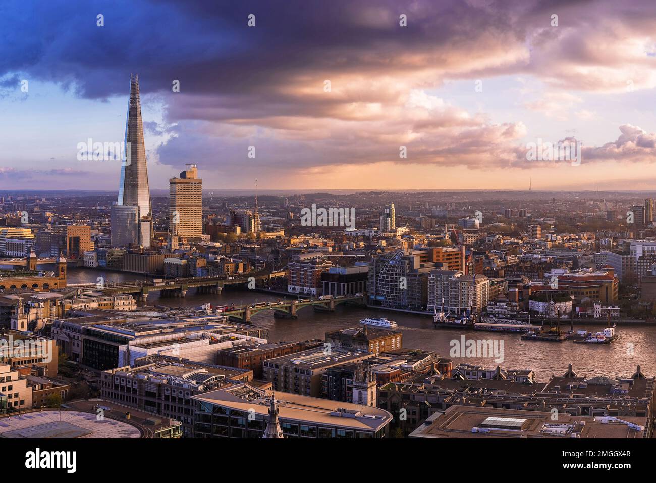 Londra, Regno Unito - veduta aerea del centro di Londra con il Tamigi, il Southwark Bridge, il London Bridge, il grattacielo Shard e il tramonto dorato con dra Foto Stock
