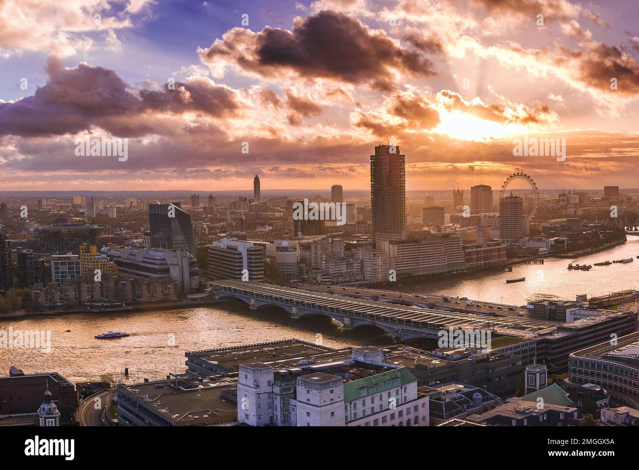 Londra, Regno Unito - Vista panoramica dello skyline di Londra sud-occidentale al tramonto con il Tamigi, il Ponte di Blackfriars, il London Eye, i grattacieli e la dram Foto Stock