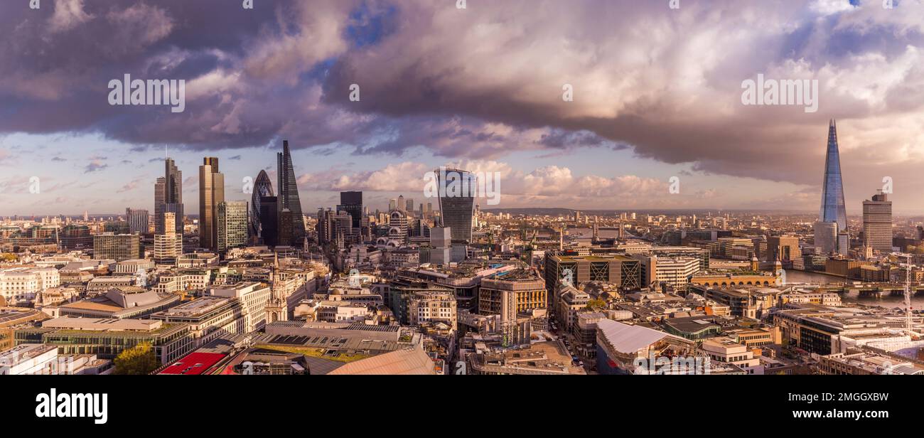 Londra, Regno Unito - Vista panoramica dello skyline di Londra con il famoso quartiere degli affari Bank, grattacieli e nuvole drammatiche al tramonto Foto Stock