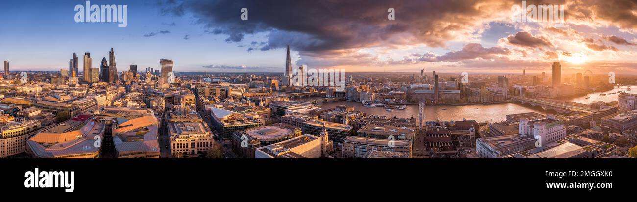 Londra, Regno Unito - Vista panoramica dello skyline di Londra sud e est al tramonto con il quartiere finanziario di Bank, il grattacielo Shard, Millennium Bridge, Foto Stock