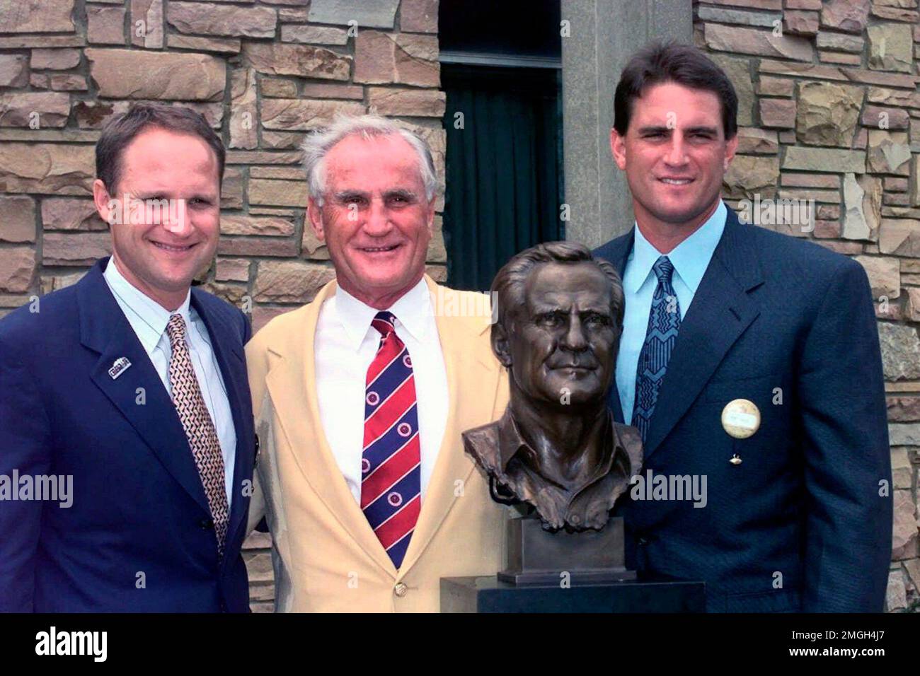 FILE - In this July 26, 1997, file photo, Don Shula, center, stands with his sons David, left, and Mike after being enshrined into the Pro Football Hall of Fame in Canton, Ohio. Shula, who won the most games of any NFL coach and led the Miami Dolphins to the only perfect season in league history, died Monday, May 4, 2020, at his home in Indian Creek, Fla., the team said. He was 90. (AP Photo/Mark Duncan, File) Foto Stock