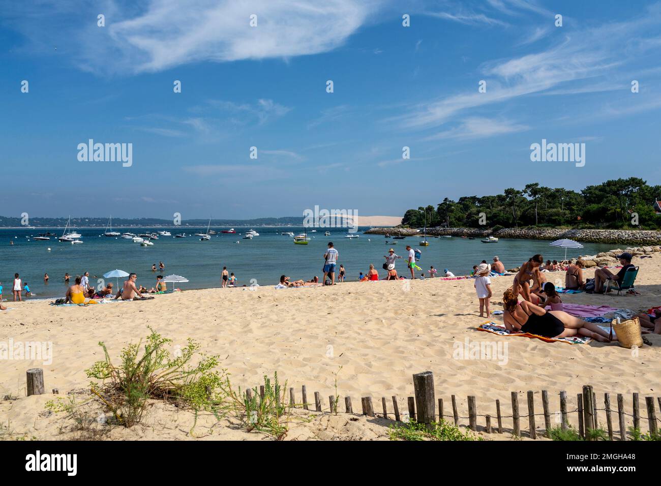 Lege-Cap-Ferret (Francia sud-occidentale): Turisti su una spiaggia in estate sulla penisola di Lege-Cap-Ferret, con la e Duna di Pyla in distanc Foto Stock