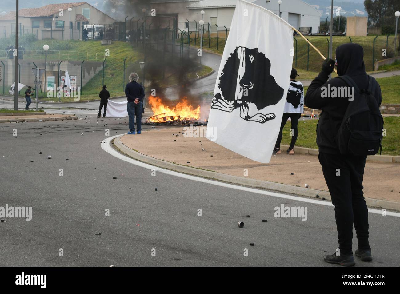 Dipartimento Haute-Corse (Corsica alta), Bastia, 27 marzo 2022: Raduno dei nazionalisti corsi in memoria di Yvan colonna. Comportamento scorretto dalla protesta Foto Stock