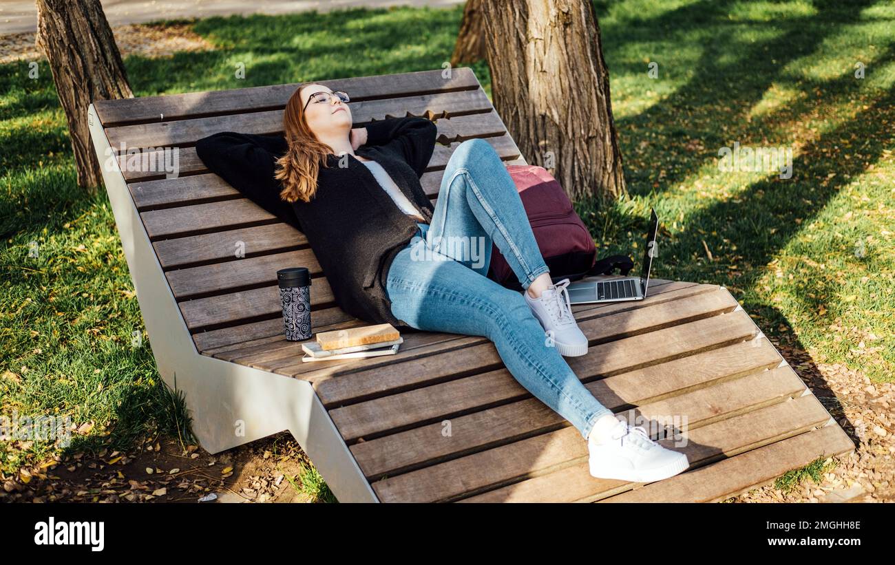 Equilibrio della vita lavorativa, parte dell'auto-cura, essenziali del benessere, armonia tra lavoro e vita personale. Giovani studenti o donne freelance con notebook Foto Stock