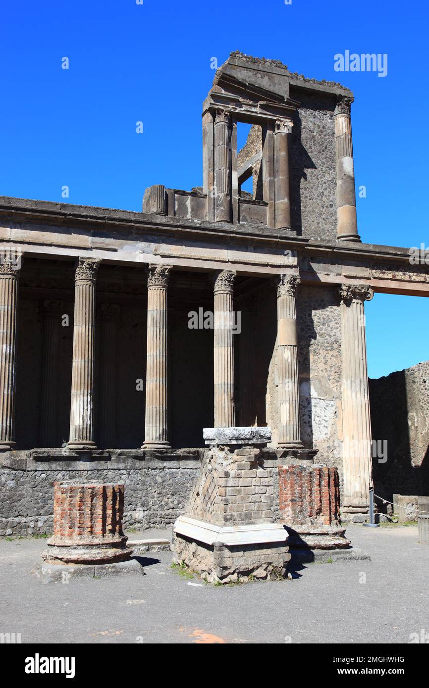 Blick vom Innenraum auf das Podium der Basilika, Pompeji, Antike Stadt in Kampanien am Golf von Neapel, beim Ausbruch des Vesuvs im Jahr 79 n. Chr. ve Foto Stock