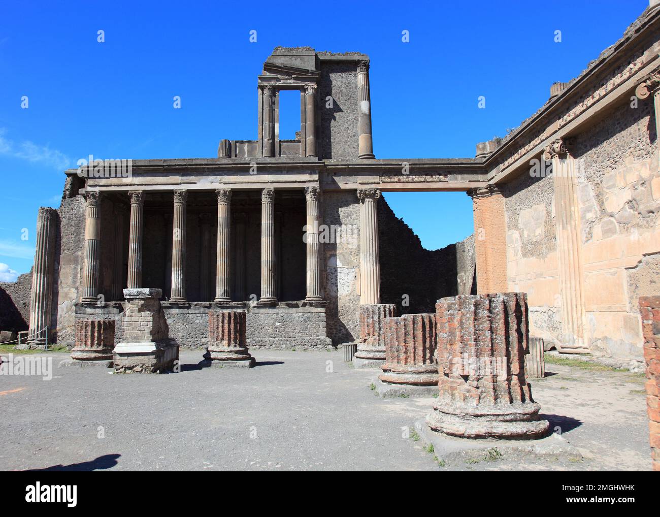 Blick vom Innenraum auf das Podium der Basilika, Pompeji, Antike Stadt in Kampanien am Golf von Neapel, beim Ausbruch des Vesuvs im Jahr 79 n. Chr. ve Foto Stock