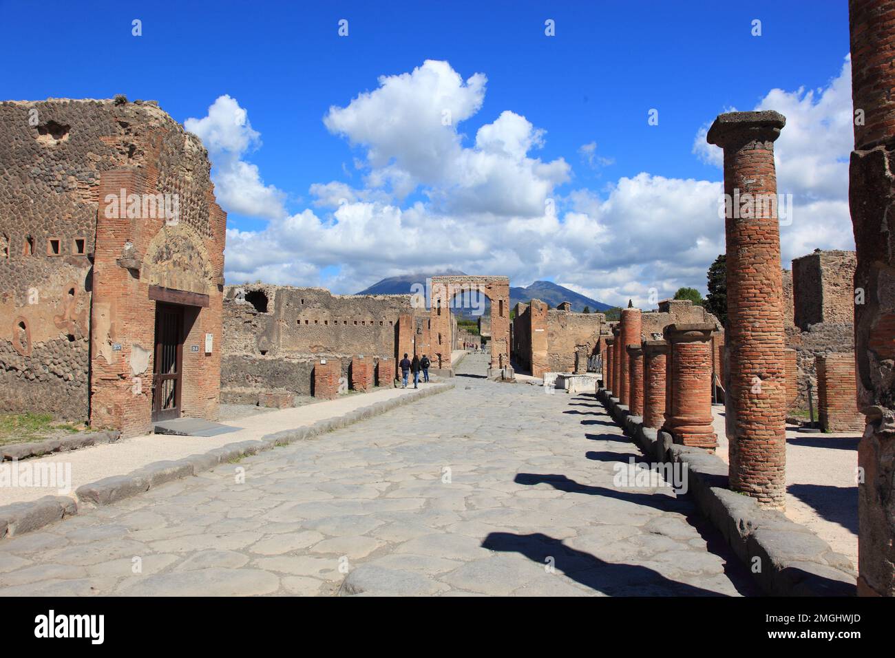 Straße und Caligulabogen, Pompeji, Antike Stadt in Kampanien am Golf von Neapel, beim Ausbruch des Vesuvs im Jahr 79 n. Chr. verschüttet, Italia Foto Stock