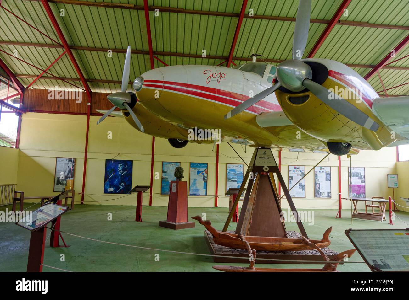 Polinesia Francese, Hiva Oa: museo “Espace Jacques Brel con il doppio aereo Beechcraft bonanza modello D50 soprannominato Jojo Foto Stock