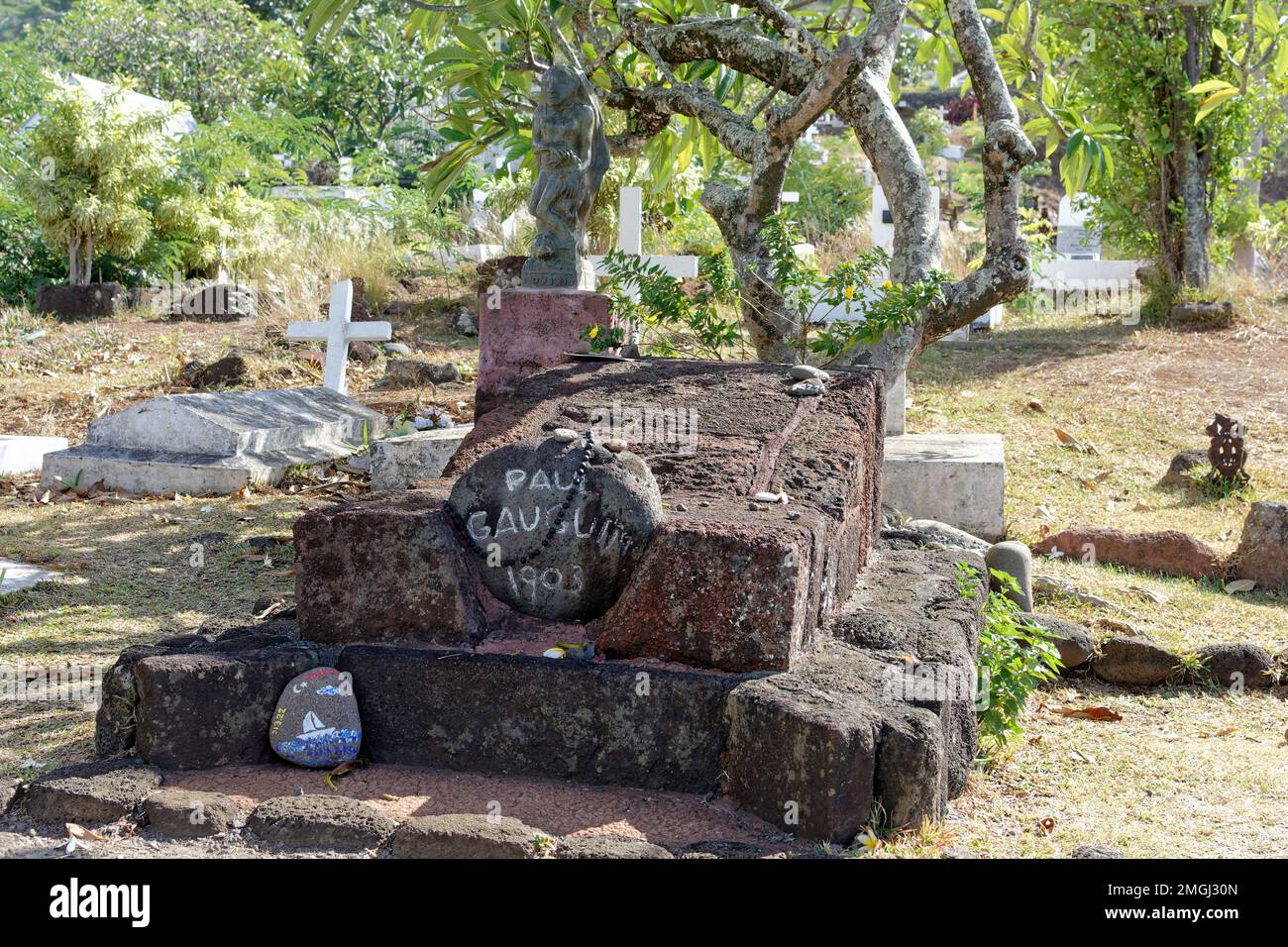 Polinesia Francese, Hiva Oa: Il cimitero di Atuona dove Paolo Gauguin è sepolto. Tomba del pittore e iscrizione "Paul Gauguin 1903" Foto Stock