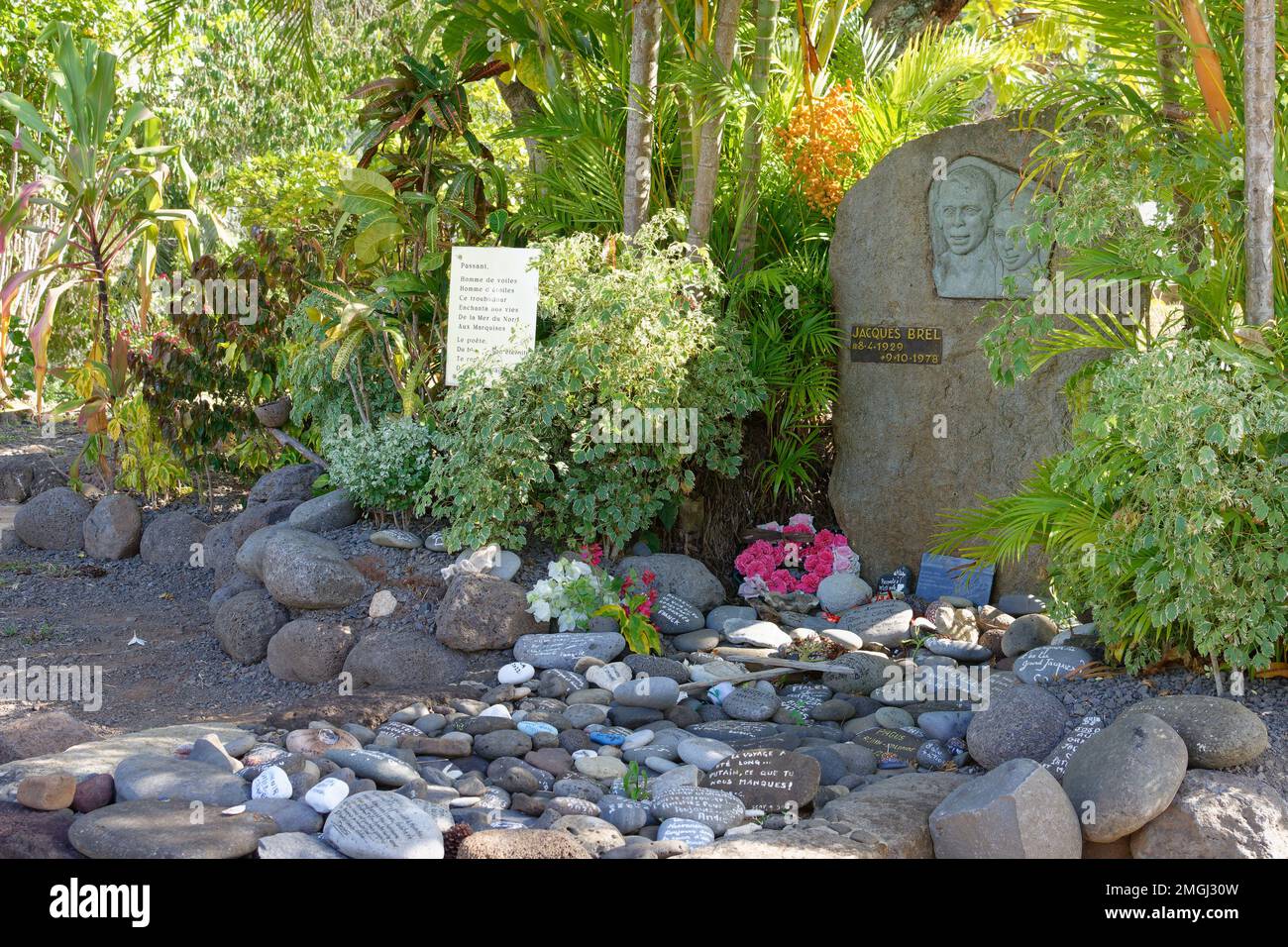 Polinesia Francese, Hiva Oa: Il cimitero di Atuona dove Jacques Brel è sepolto. Tomba del cantante Jacques Brel Foto Stock