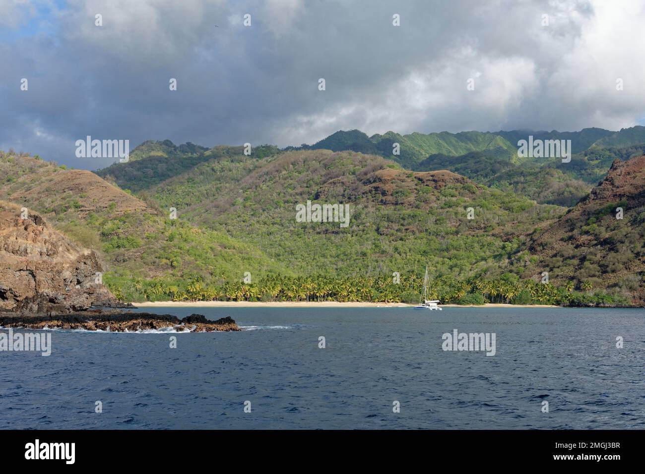 Polinesia Francese, Isola di Tahuata: Paesaggio e spiaggia lungo la costa. Paesaggio montano e marittimo Foto Stock
