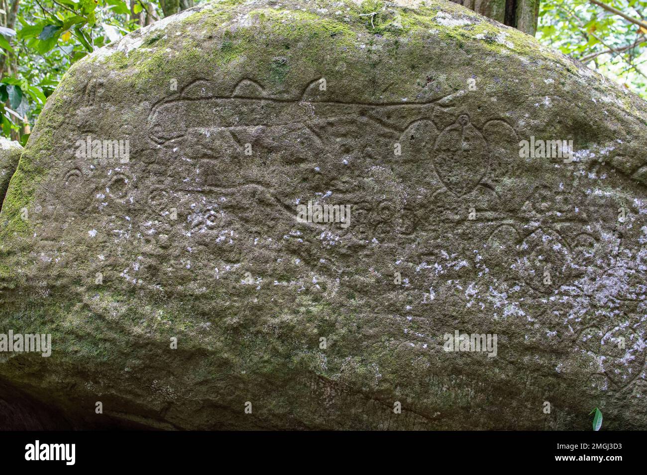 Sud Pacifico, Polinesia francese, Isole Marquesas, Nuku Hiva: Petroglifi incisi in una roccia basaltica, su un terreno sacro, sul sito archeologico o Foto Stock