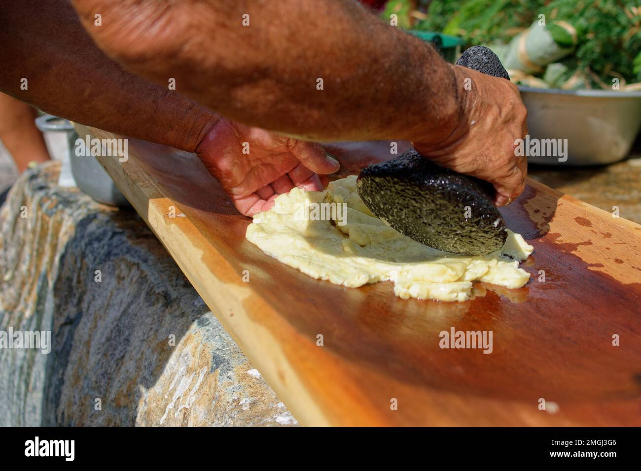 Polinesia Francese, Isole Marquesas, UA Pou: Preparazione di pane (Artocarpus altilis), macinato in farina e cotto con latte di cocco Foto Stock