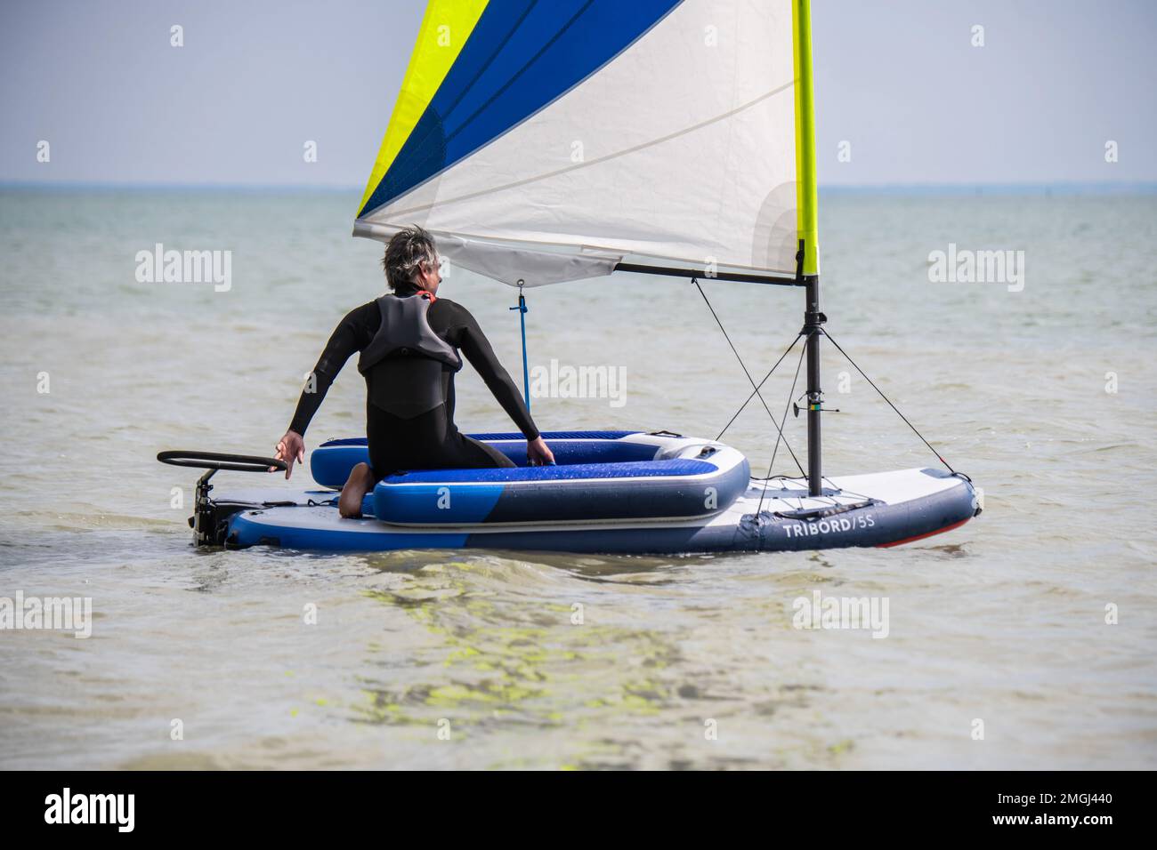 La Faute-sur-Mer (Francia centro-occidentale): Lancio di un Decathlon  Tribord 5S gommone a vela fuori mare, vela Foto stock - Alamy