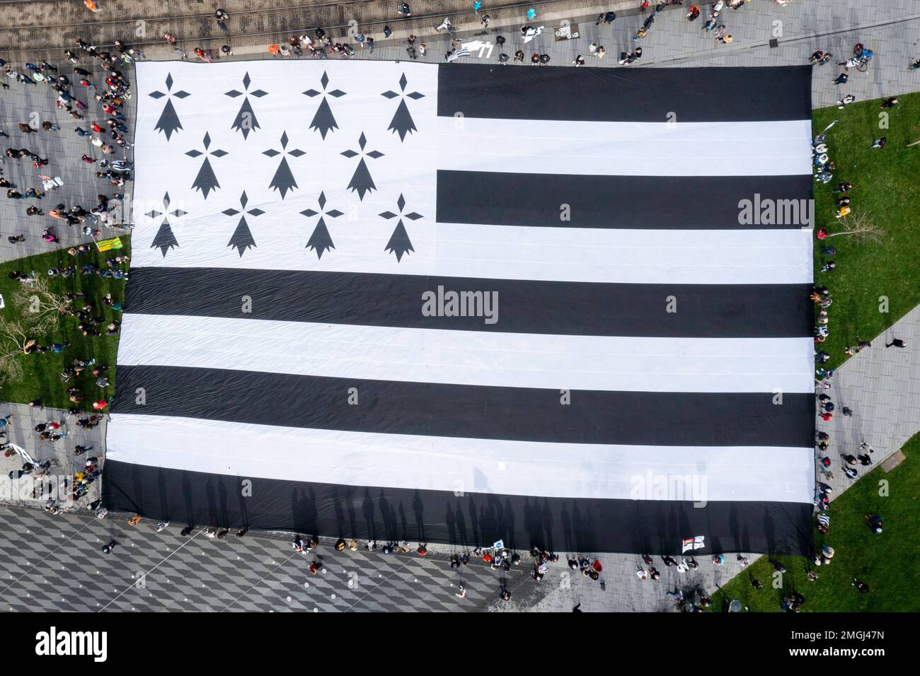 Nantes (Francia nord-occidentale), il 20 febbraio 2022: La più grande Gwenn ha du (bandiera bretone) del mondo dispiegato a Nantes da un'associazione che vuole Foto Stock