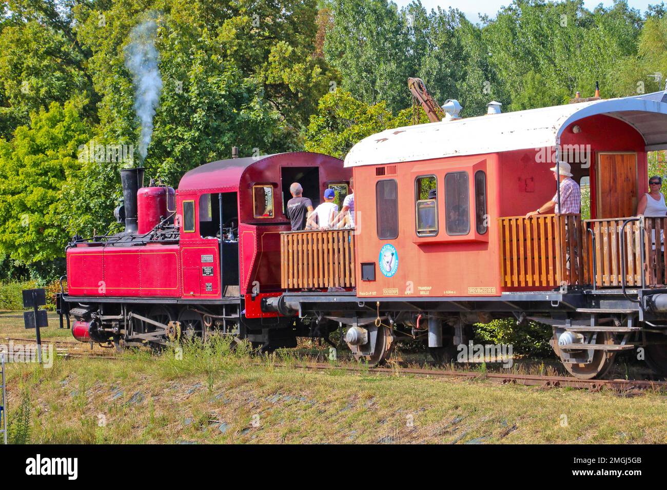 Treno turistico con una vecchia locomotiva a vapore alla piattaforma nella stazione di Bonnetable (Francia nord-occidentale), treno Transvap, treno turistico dal Foto Stock