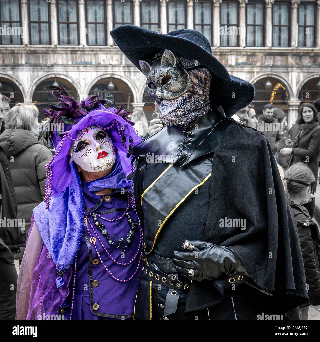 Coppia di mezza età - donna in vestito di carnevale viola, uomo in tuta di  Puss in tuta di stivali - al carnevale di Venezia Foto stock - Alamy