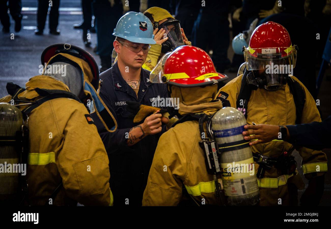 220824-N- EE352-1034 SAN DIEGO (24 agosto 2022) i marinai rispondono alla qualifica di vettore di bordo Capitolo 13 nella baia hangar della portaerei di classe Nimitz USS Carl Vinson (CVN 70), 24 agosto. Vinson è attualmente pierside nel suo homeport di San Diego. Foto Stock