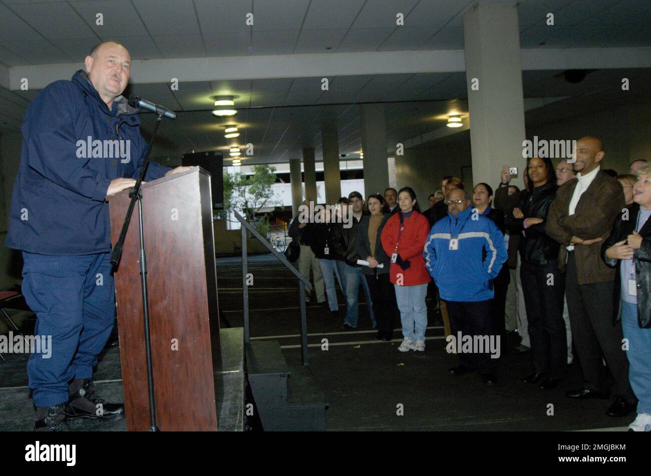 Il vice ammiraglio Thad Allen visita Jackson Field Office - 26-HK-11-6. Uragano Katrina Foto Stock