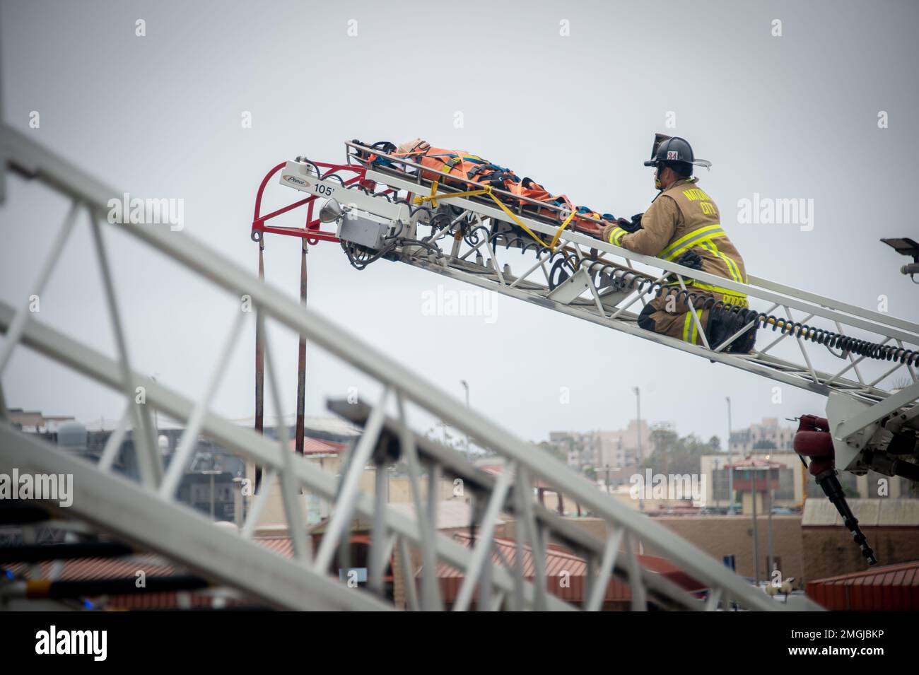 220824-N-EE352-1155 SAN DIEGO (24 agosto 2022) il Dipartimento federale dei vigili del fuoco di San Diego pratica l'evacuazione di un incidente durante la qualifica di vettore a bordo del Capitolo 13 a bordo della portaerei di classe Nimitz USS Carl Vinson (CVN 70), 24 agosto. Vinson è attualmente pierside nel suo homeport di San Diego. Foto Stock