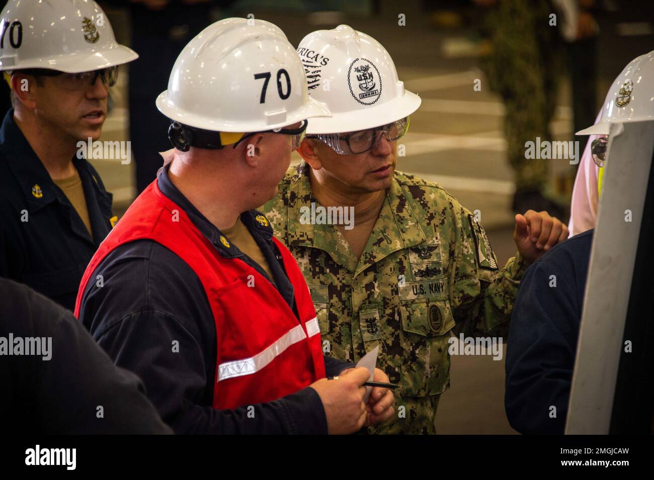 220824-N-EE352-1193 SAN DIEGO (24 agosto 2022) CMDMC Israel Pedregon, capo comandante della portaerei di classe Nimitz USS Carl Vinson (CVN 70), parla ai marinai durante la qualifica di portaerei di bordo Capitolo 13 nella baia hangar di Vinson, 24 agosto. Vinson è attualmente pierside nel suo homeport di San Diego. Foto Stock
