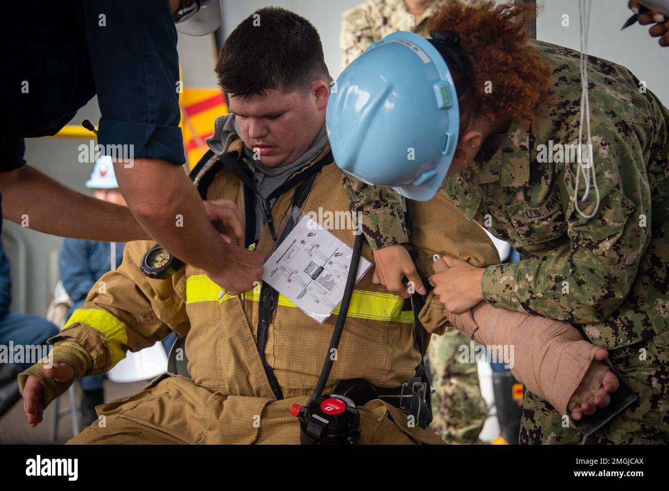 220824-N-EE352-1148 SAN DIEGO (24 agosto 2022) i marinai simulano un'emergenza medica durante la qualifica di vettore a bordo del Capitolo 13 a bordo della portaerei di classe Nimitz USS Carl Vinson (CVN 70), 24 agosto. Vinson è attualmente pierside nel suo homeport di San Diego. Foto Stock