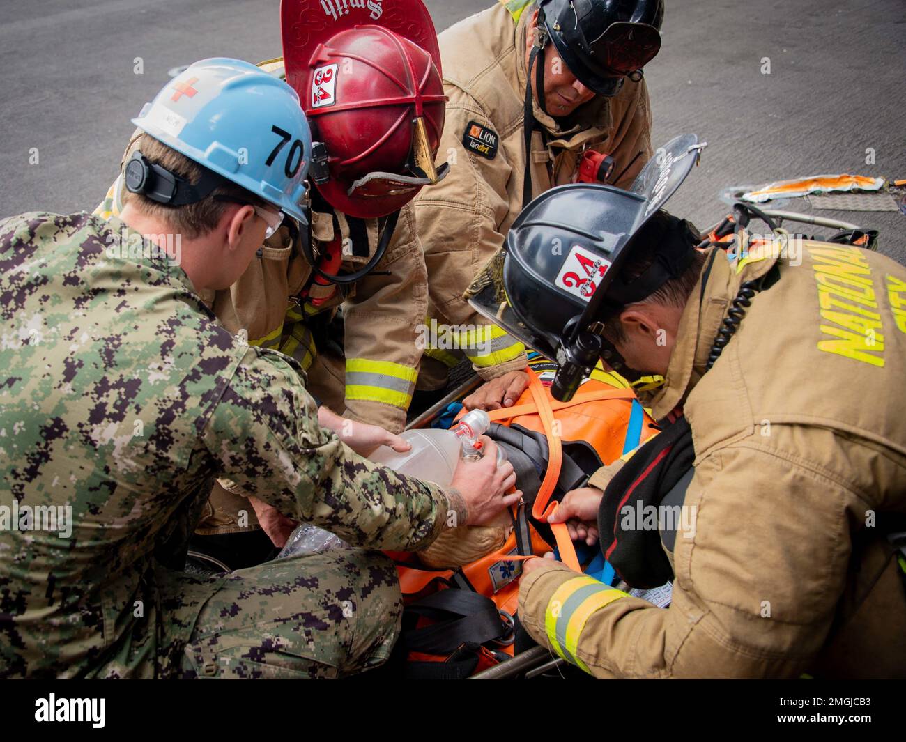 220824-N-EE352-1147 SAN DIEGO (24 agosto 2022) portaerei di classe Nimitz USS Carl Vinson (CVN 70) i marinai e il Dipartimento federale dei vigili del fuoco di San Diego simulano un'emergenza medica durante la qualifica di portaerei a bordo del Capitolo 13 a bordo di Vinson, 24 agosto. Vinson è attualmente pierside nel suo homeport di San Diego. Foto Stock