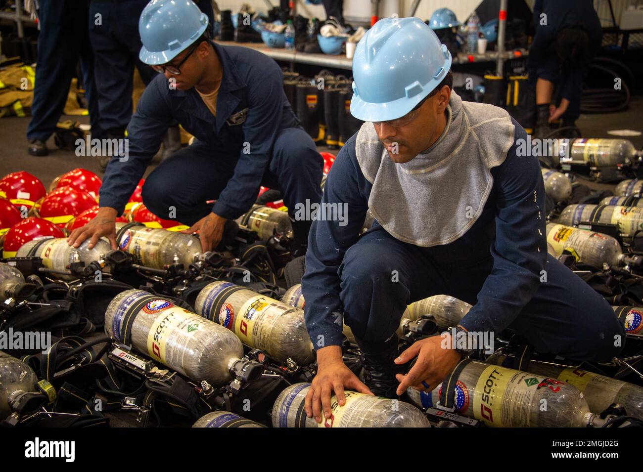 220824-N-EE352-1113 SAN DIEGO (24 agosto 2022) marinai attrezzi antincendio pre-stadio durante la qualifica di vettore a bordo del Capitolo 13 nella baia hangar della portaerei di classe Nimitz USS Carl Vinson (CVN 70), 24 agosto. Vinson è attualmente pierside nel suo homeport di San Diego. Foto Stock